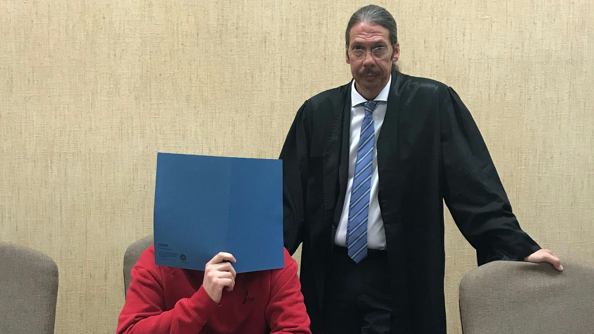Der 20-jährige Kölner (hier im Landgericht mit seinem Anwalt Ingo Lindemann) wurde zu einer Haftstrafe verurteilt.