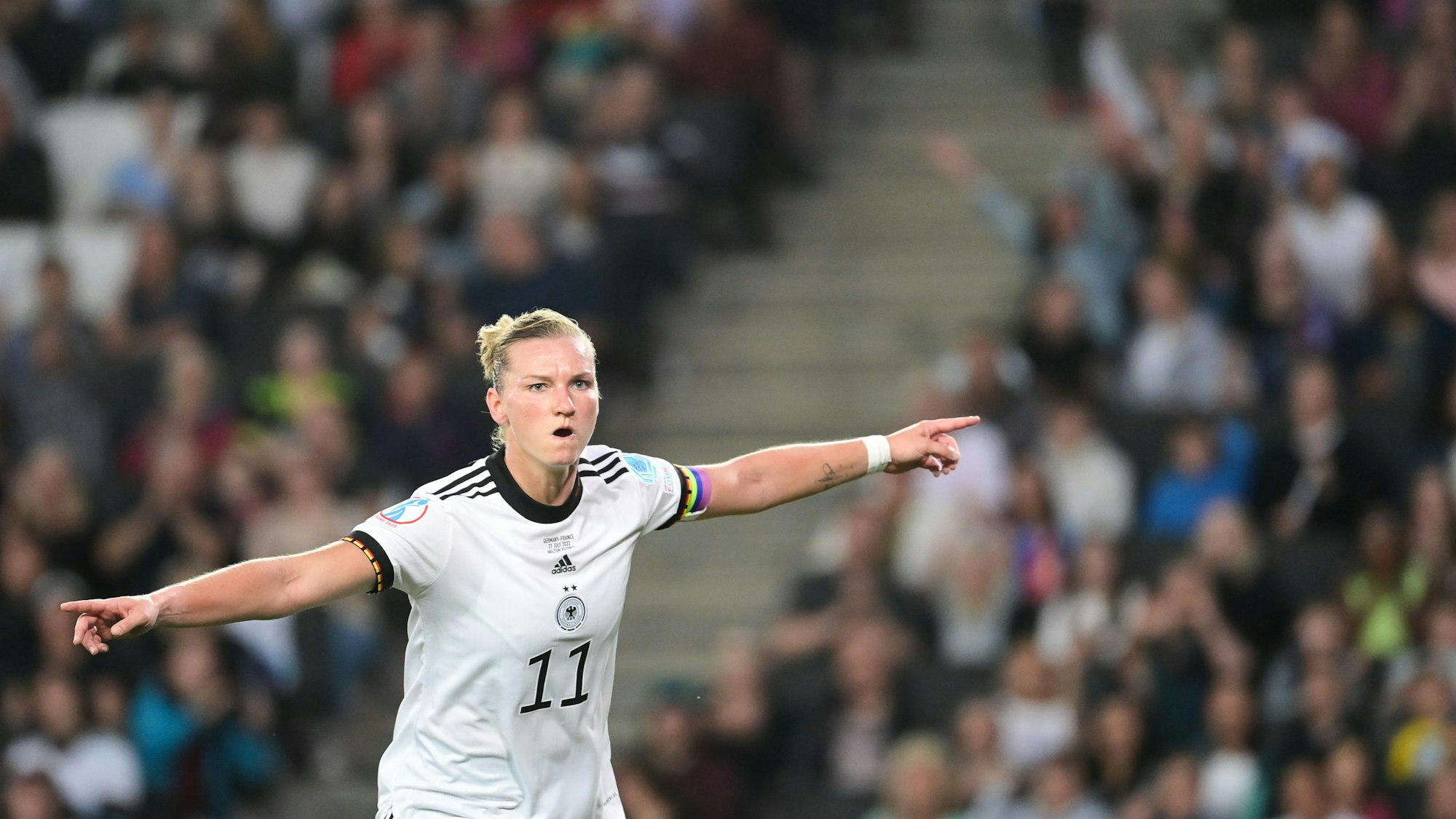 Alexandra Popp jubelt mit ausgebreiteten Armen im Trikot der deutschen Nationalmannschaft