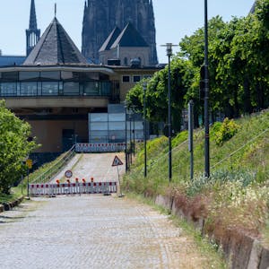 Das Bild zeigt die seit Jahren leerstehende Bastei am Rheinufer.