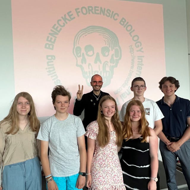 Teilnehmende Schülerinnen und Schüler&nbsp; der Sommerakademie in Gummersbach mit dem bekannte Kriminalbiologen Dr. Mark Benecke.&nbsp;