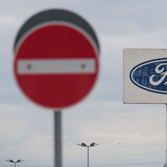 Das große Logo von Ford, das auf dem Parkplatz des Werks Saarlouis steht, mit einem Durchfahrt Verboten Schild davor. Der zweitgrößte US-Autobauer Ford muss zahlreiche Fahrzeuge wegen Brandrisiken reparieren.&nbsp;