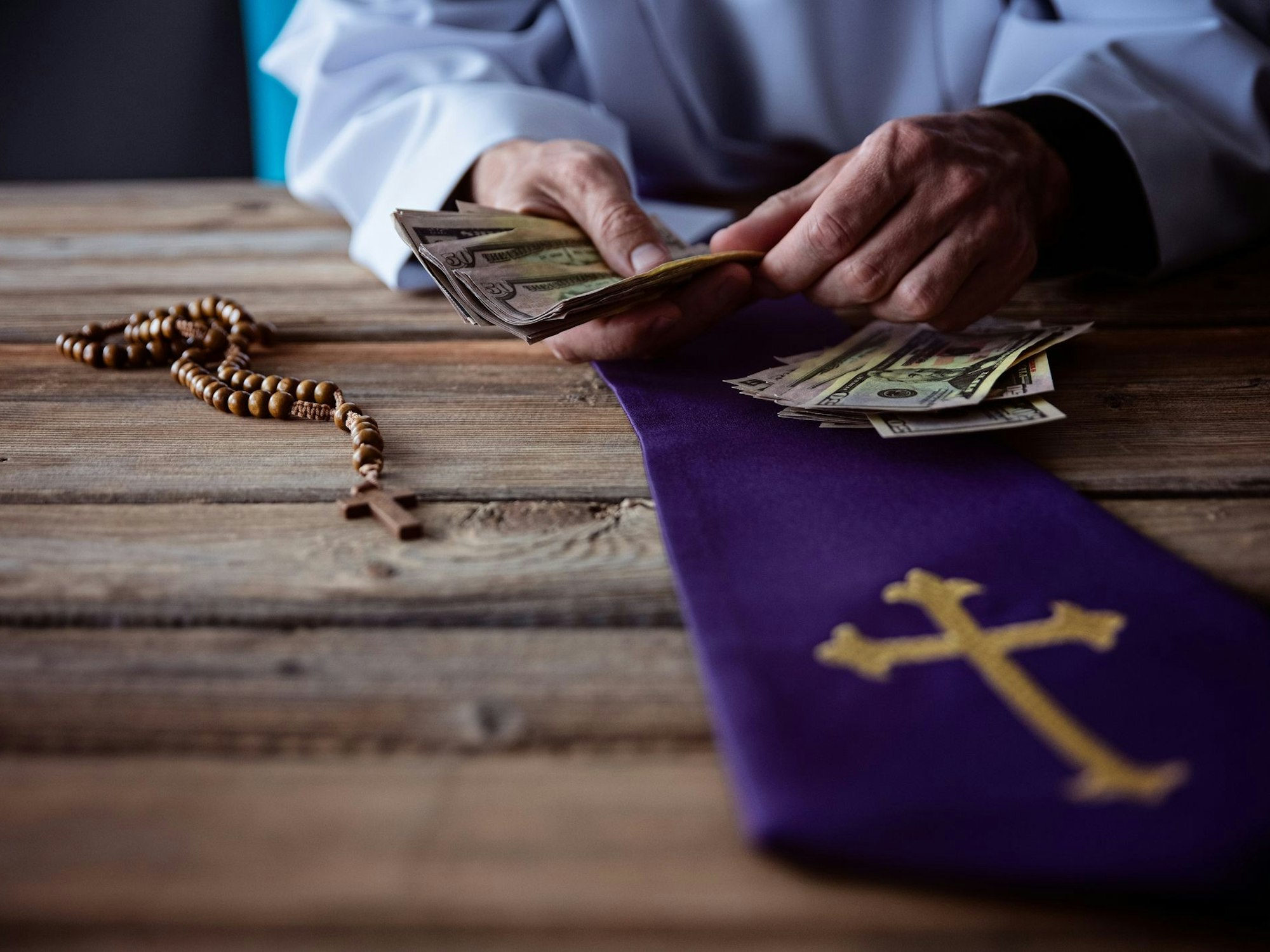 Ein Priester zählt Geld.