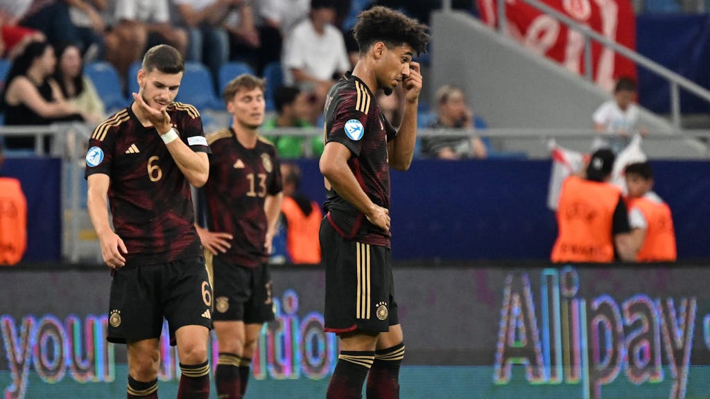 Spieler der deutschen U21 stehen enttäuscht auf dem Platz.