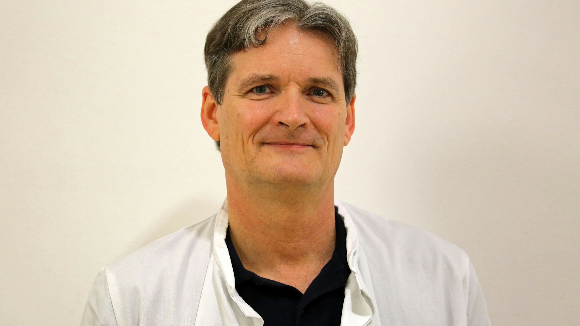 Gernot Rücker, Ärztlicher Leiter an der Klinik und Poliklink für Anästhesiologie und Intensivmedizin der Universitätsmedizin Rostock im weißen Kittel