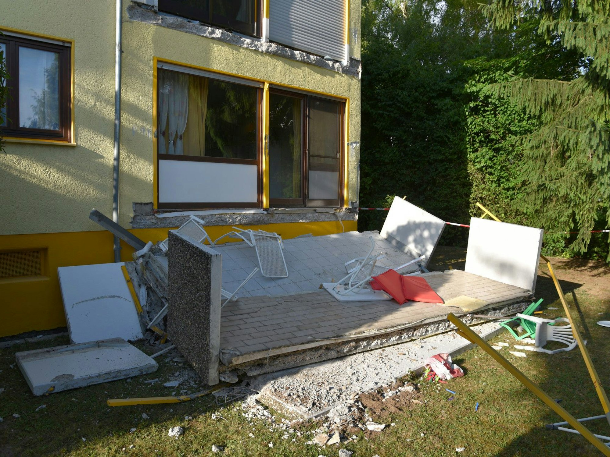 Ein abgebrochener Balkon liegt am 10.07.2017 vor einem Wohnhaus in Nußloch (Baden-Württemberg). Bei dem Unfall seien ein 33-jähriger Mann und sein zwei Jahre alter Sohn schwer verletzt worden, teilte die Polizei in Mannheim mit.