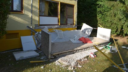 Ein abgebrochener Balkon liegt am 10.07.2017 vor einem Wohnhaus in Nußloch (Baden-Württemberg). Bei dem Unfall seien ein 33-jähriger Mann und sein zwei Jahre alter Sohn schwer verletzt worden, teilte die Polizei in Mannheim mit.&nbsp;