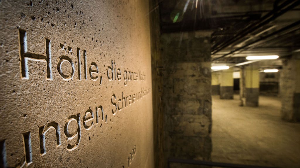 Das Wort „Hölle“ als Teil eines Zitates eines verschleppten Menschen ist in Frankfurt am Main im Keller in der ehemaligen Großmarkthalle, heute Teil der Zentrale der Europäischen Zentralbank (EZB), an einer Wand zu lesen. In diesem Raum wurden von 1941 an jüdische Menschen von den Nationalsozialisten
