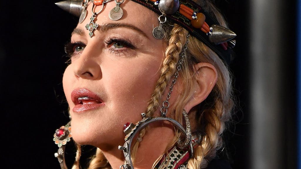 Madonna schaut skeptisch auf einem Foto.&nbsp;
