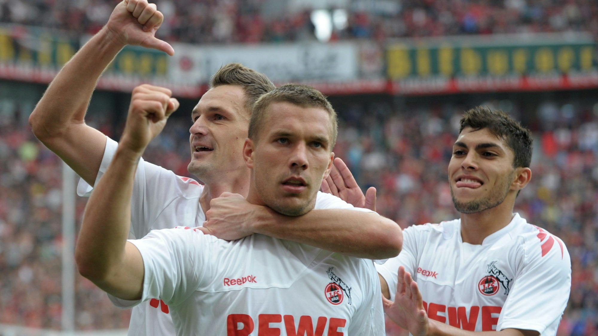 Die Kölner Milivoje Novakovic (l-r), Lukas Podolski und Adil Chihi feiern das Tor zum 1:0 von Novakovic.