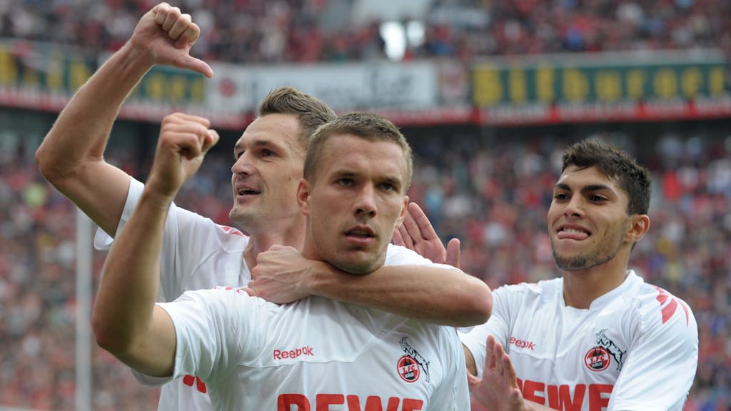 Die Kölner Milivoje Novakovic (l-r), Lukas Podolski und Adil Chihi feiern das Tor zum 1:0 von Novakovic.