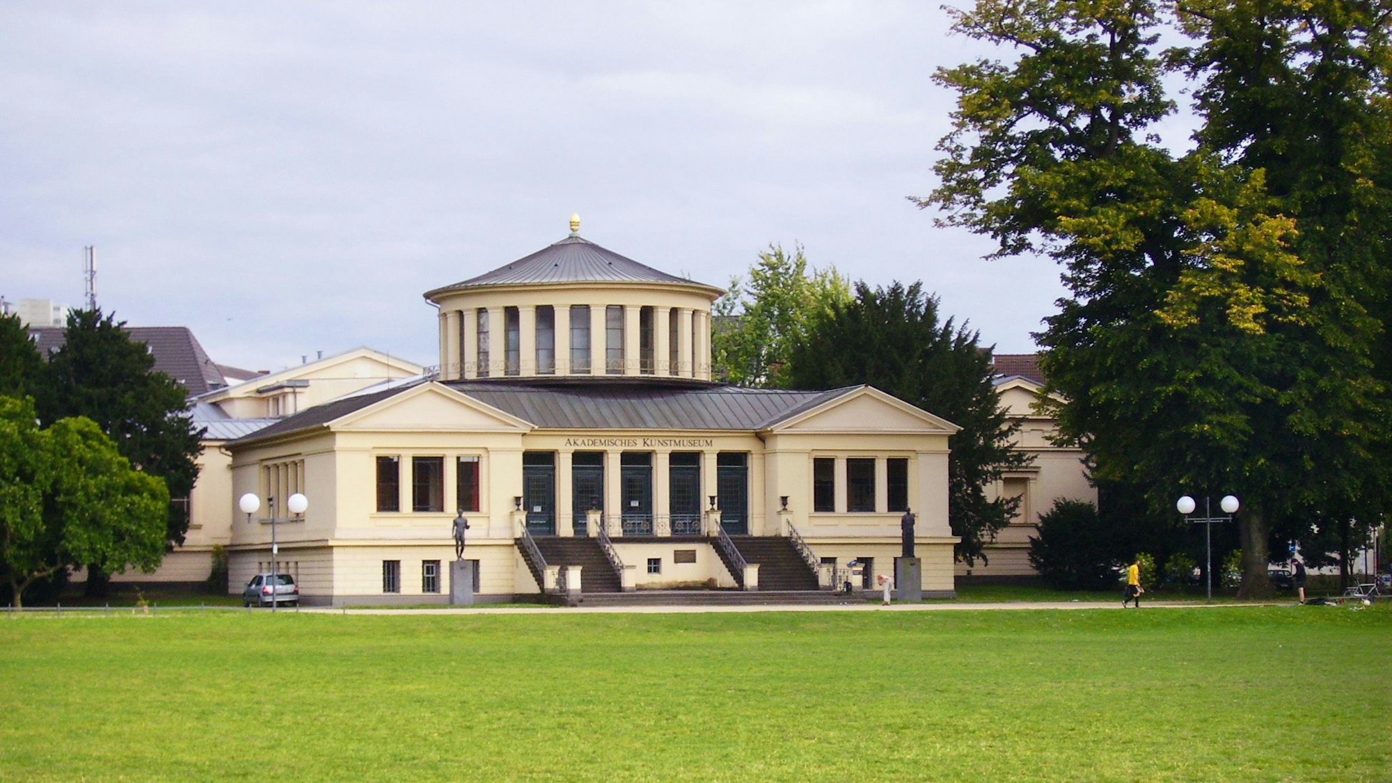 Hofgartenwiese Bonn mit Kunstakademie (aus dem Buch Radeln für die Seele) 