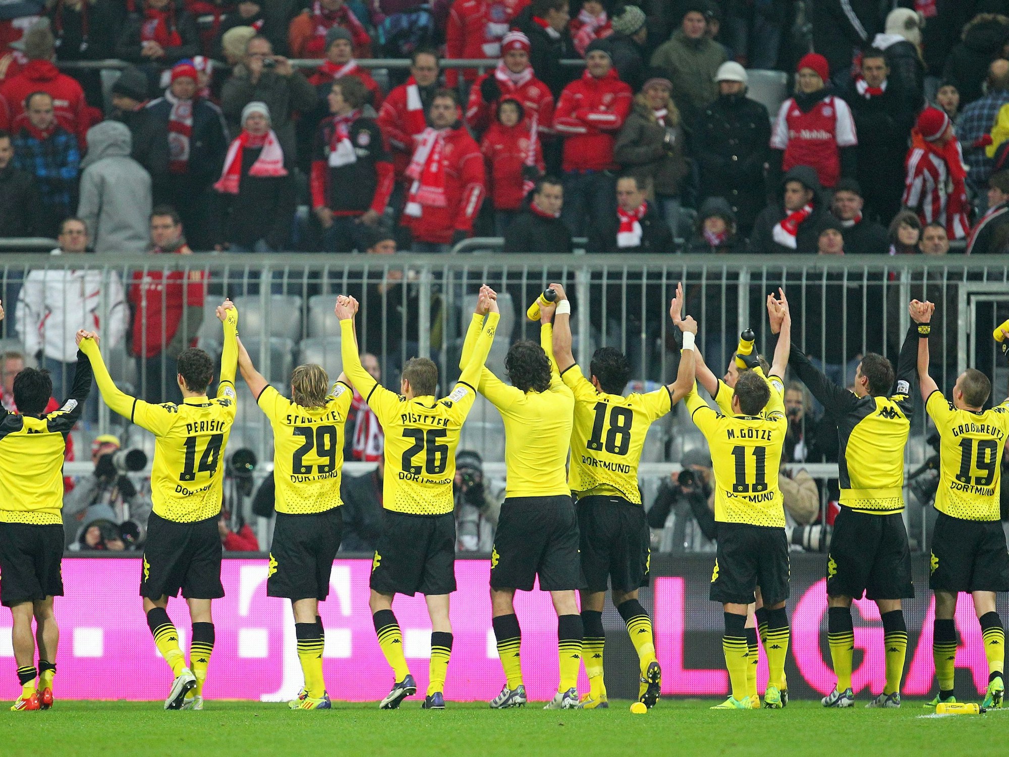 Der BVB feiert den Auswärtssieg gegen den FC Bayern München.
