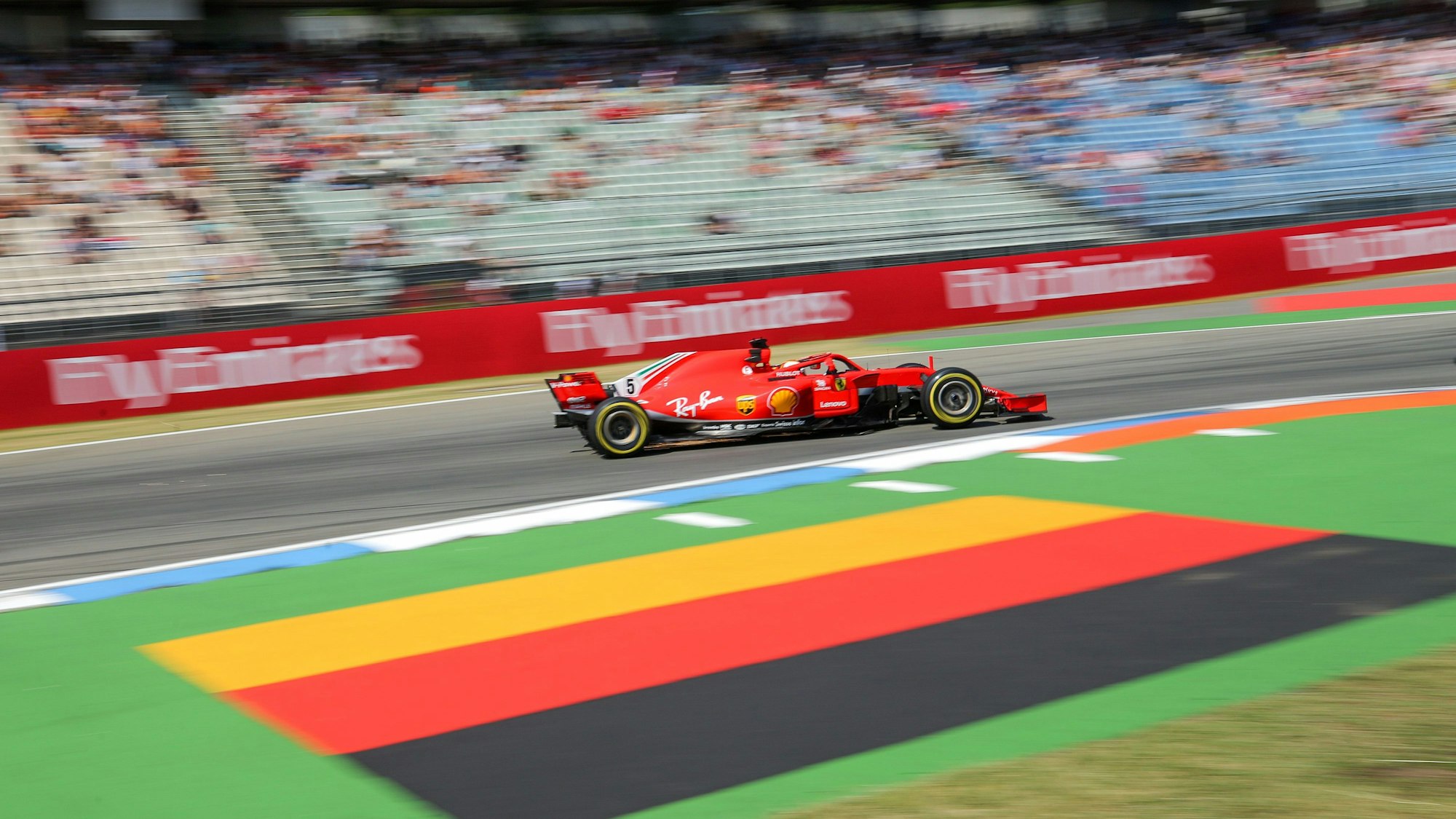 Sebastian Vettel fährt mit seinem Ferrari über die Rennstrecke in Hockenheim.