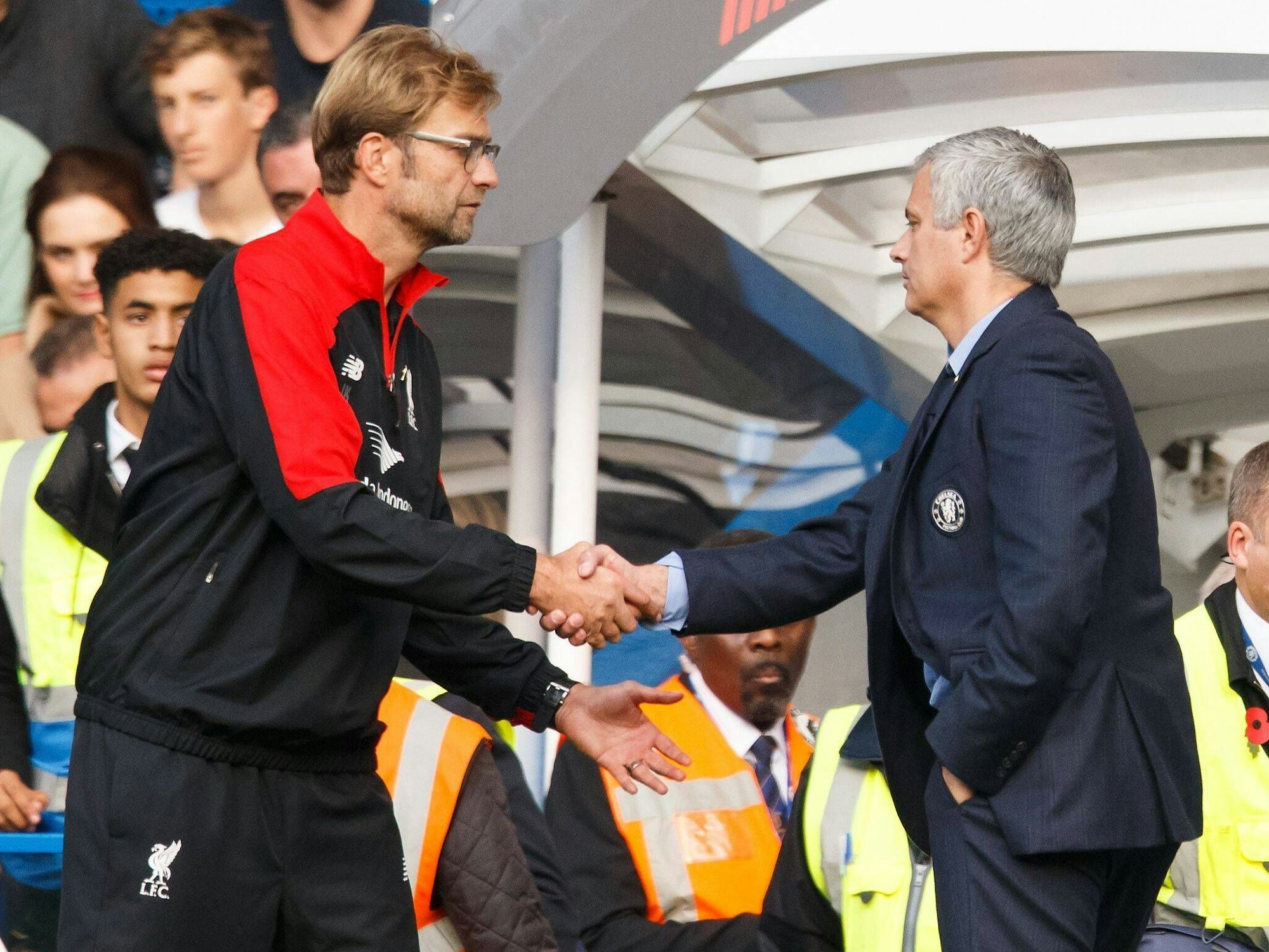 Trainer Jürgen Klopp schüttelt Chelsea Trainer Jose Mourinho die Hand.