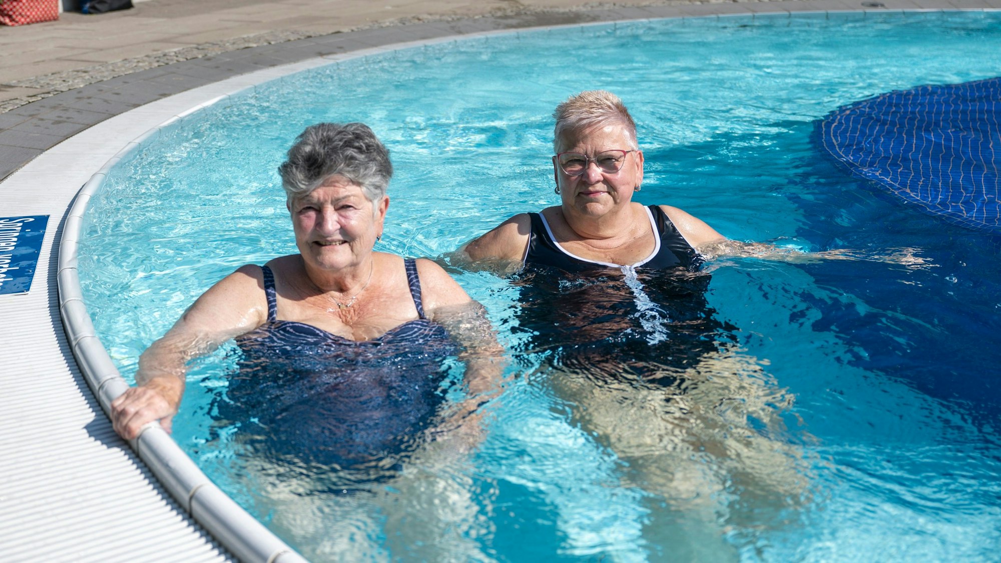 Zwei Frauen schwimmen im Strudel des Ossendorfbads.
