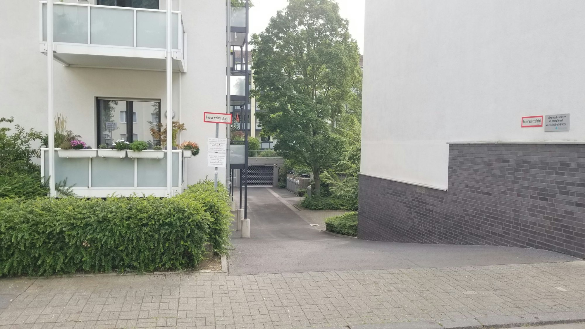 Eine Einfahrt zu einer Wohnanlage in Köln-Weidenpesch.