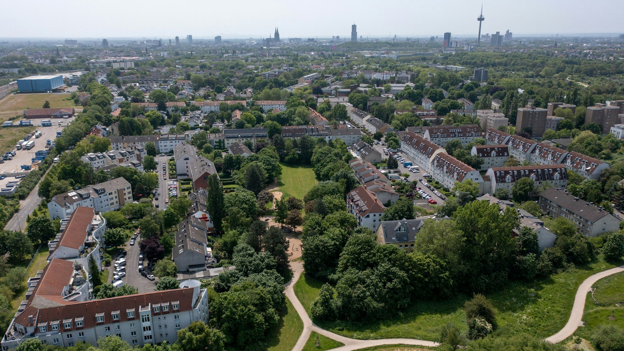 29.05.2023, Köln: Blick aus der Luft auf den Stadtteil Bilderstöckchen. Luftaufnahme mit Drohne. Foto: Uwe Weiser
