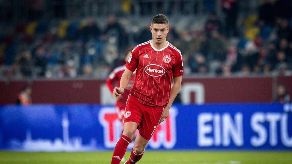 Kristoffer Peterson führt den Ball im Spiel gegen den 1. FC Magdeburg.