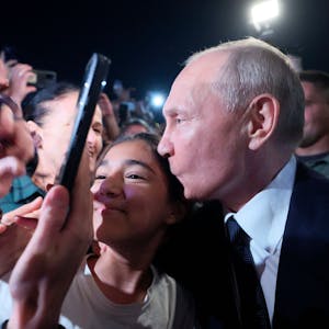 Ein seltener Anblick, vom Kreml selbst veröffentlicht: Wladimir Putin küsst ein Mädchen aus Dagestan bei seiner Reise in den Nordkaukasus im südlichen Teil Russlands.