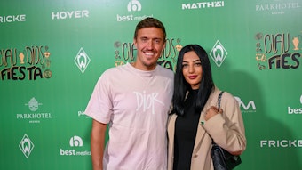 Max Kruse (l.), ehemaliger Spieler von Borussia Mönchengladbach, hier am 24. September 2022 gemeinsam mit Ehefrau Dilara auf dem roten Teppich, soll kurz vor seinem Comeback stehen.