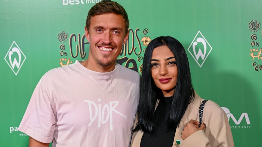 Max Kruse (l.), ehemaliger Spieler von Borussia Mönchengladbach, hier am 24. September 2022 gemeinsam mit Ehefrau Dilara auf dem roten Teppich, soll kurz vor seinem Comeback stehen.