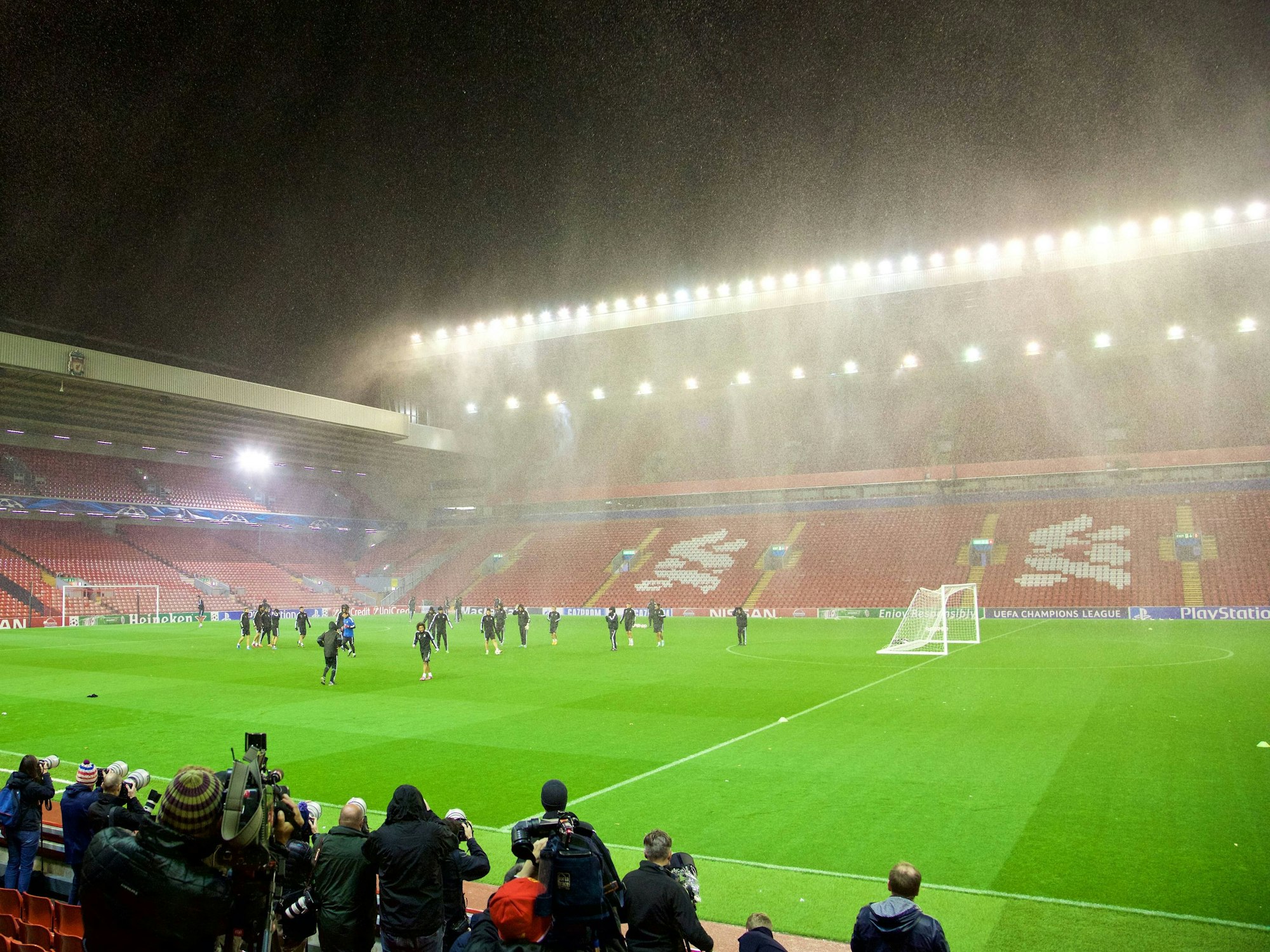 Heftiger Regen im Stadion des FC Liverpool.