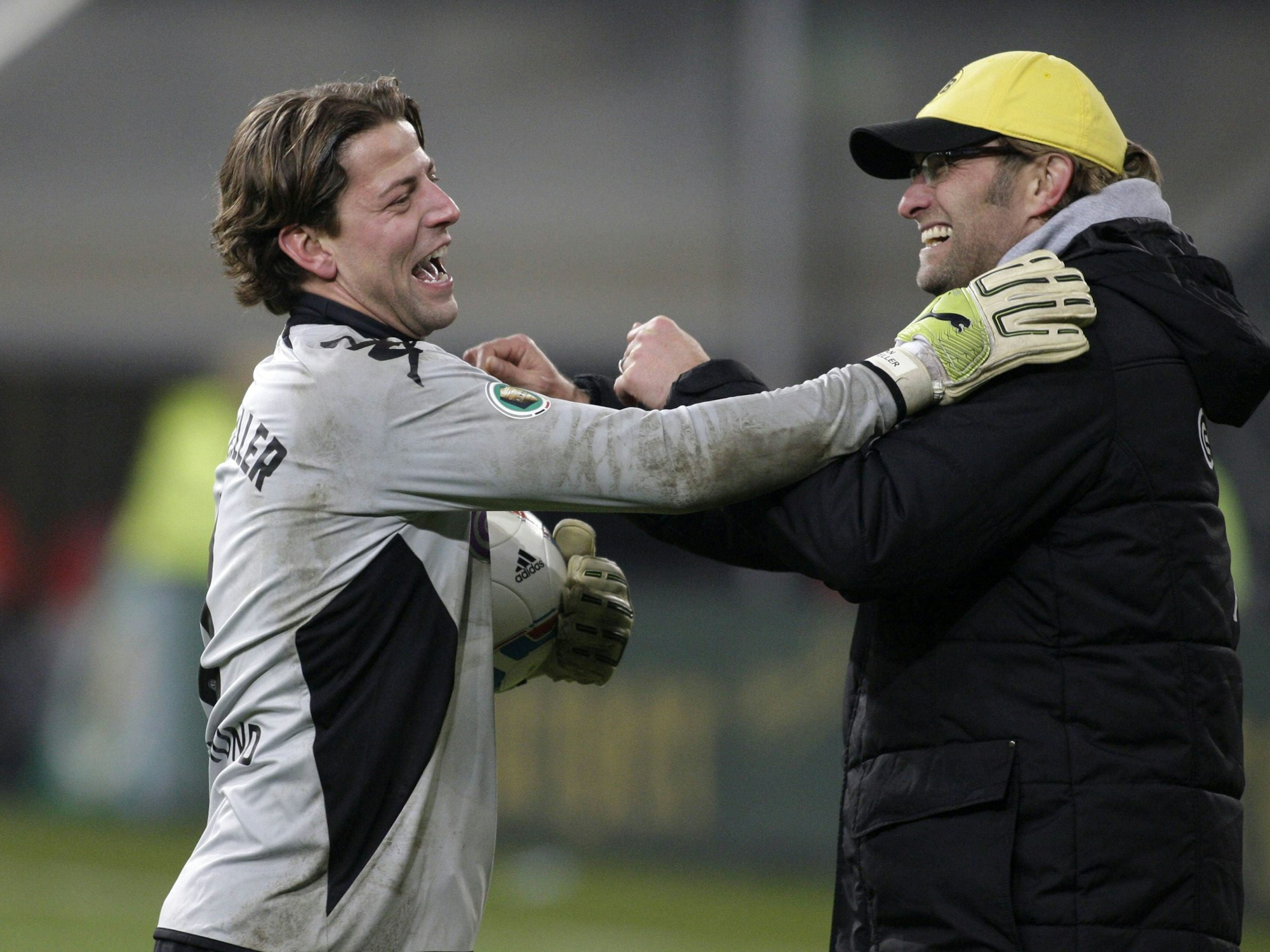 Trainer Jürgen Klopp feiertmit Roman Weidenfeller den Dortmunder Sieg.