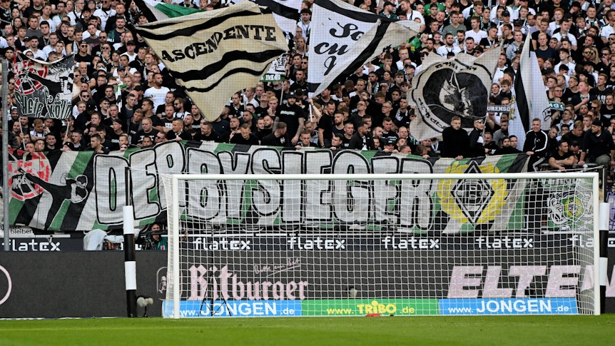 Fohlen-Fans in der Gladbacher Nordkurve, hier zu sehen am 9. Oktober 2022 nach dem Derby-Sieg gegen den Rheinland-Rivalen 1. FC Köln im Borussia-Park. Zu sehen ist ein großes Banner mit dem Aufdruck Derbysieger.