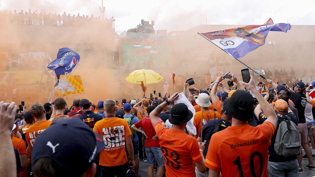 Oranje-Fans schwenken Fahnen und zünden Pyro beim Rennen der Formel 1 in Österreich.