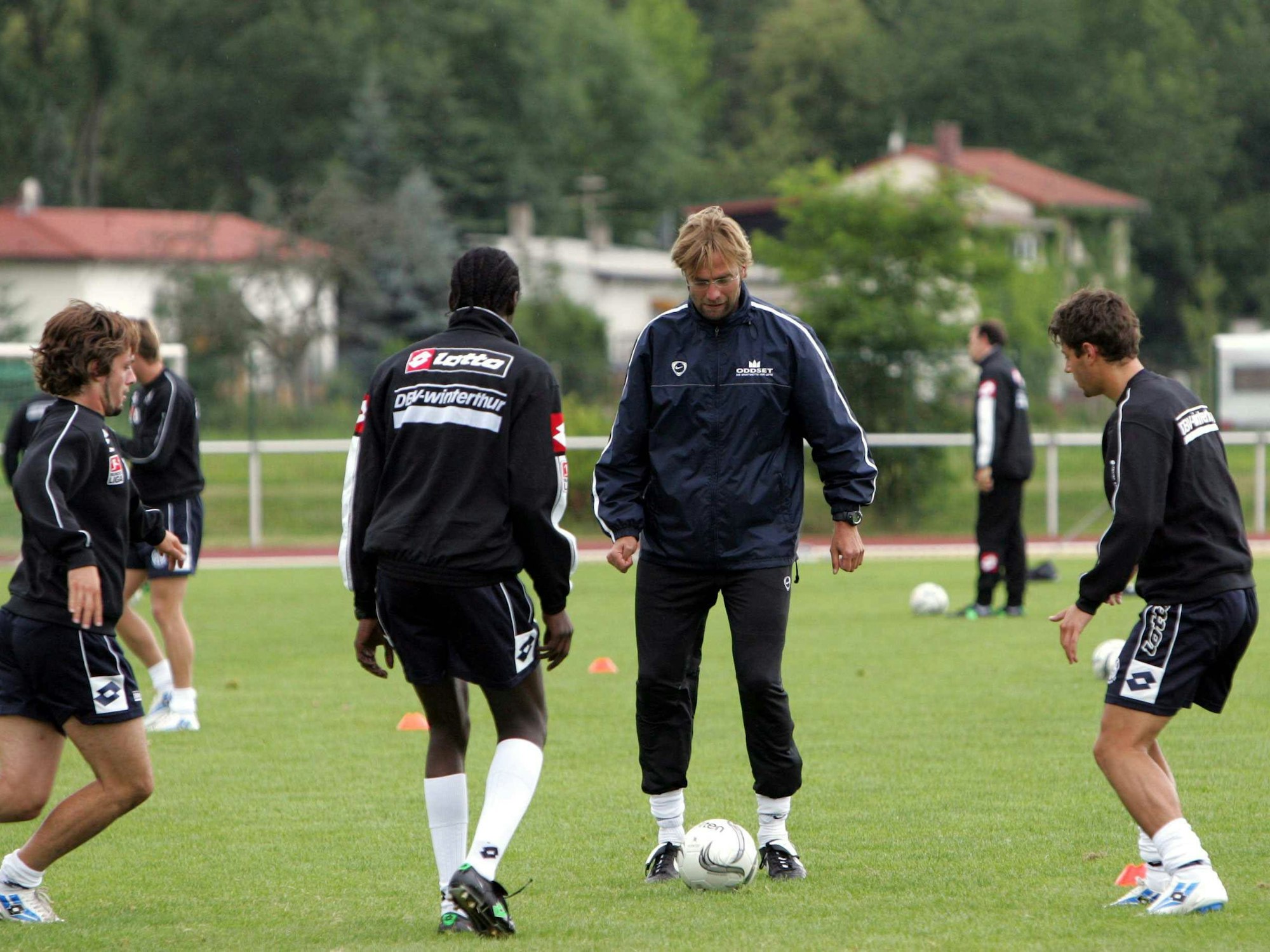 Trainer Jürgen Klopp spielt mit Fußball.