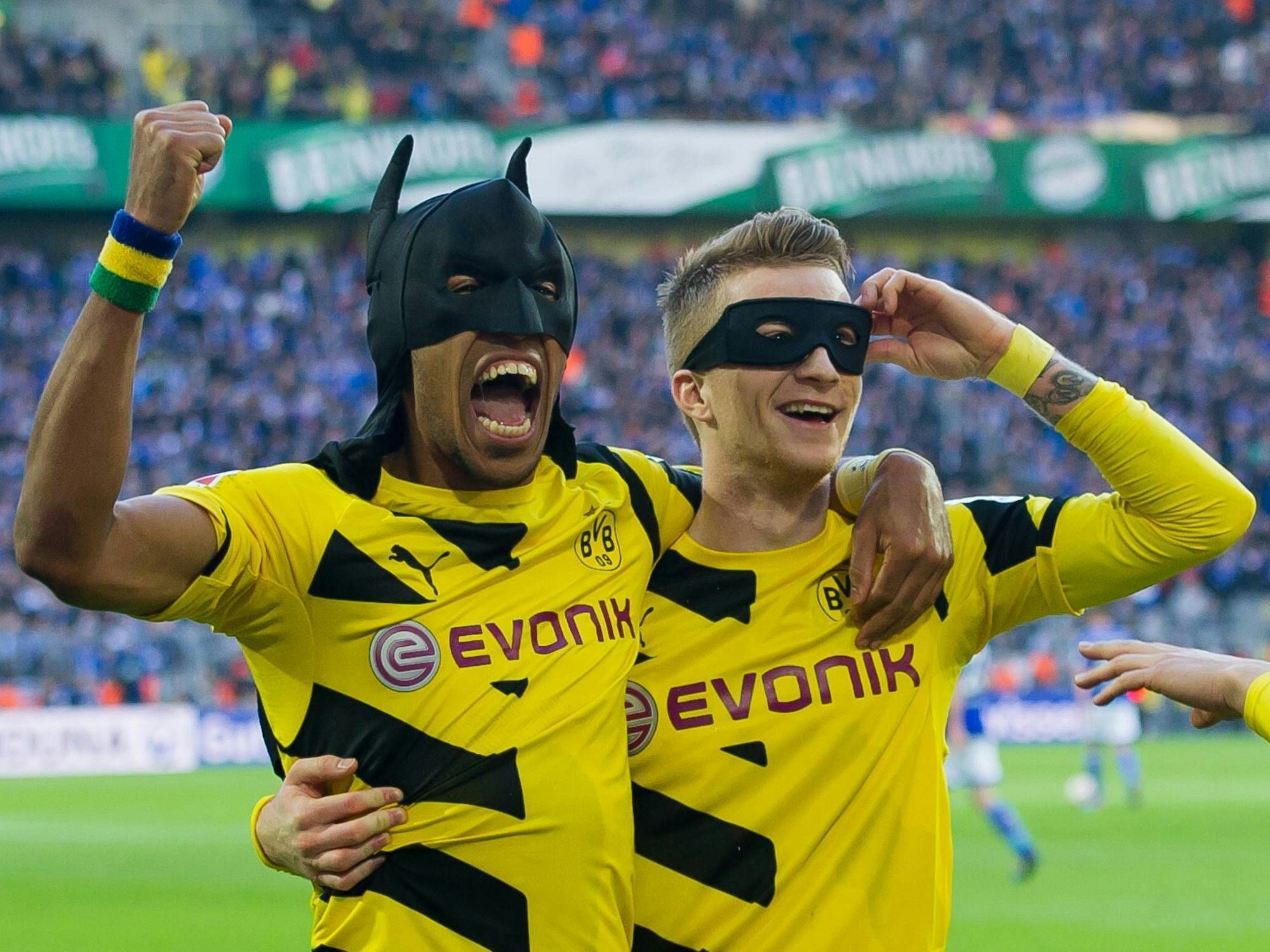 Marco Reus und Pierre-Emerick Aubameyang jubeln nach dem Treffer zum 1:0 durch Pierre-Emerick Aubameyangmit in einem „Batman und Robin“-Kostüm.