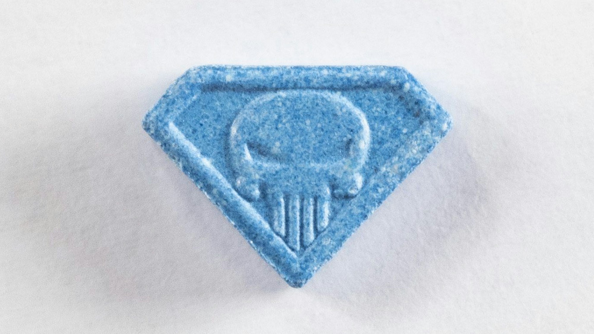 Die hoch dosierte Ecstasy-Pille „Blue Punisher“.