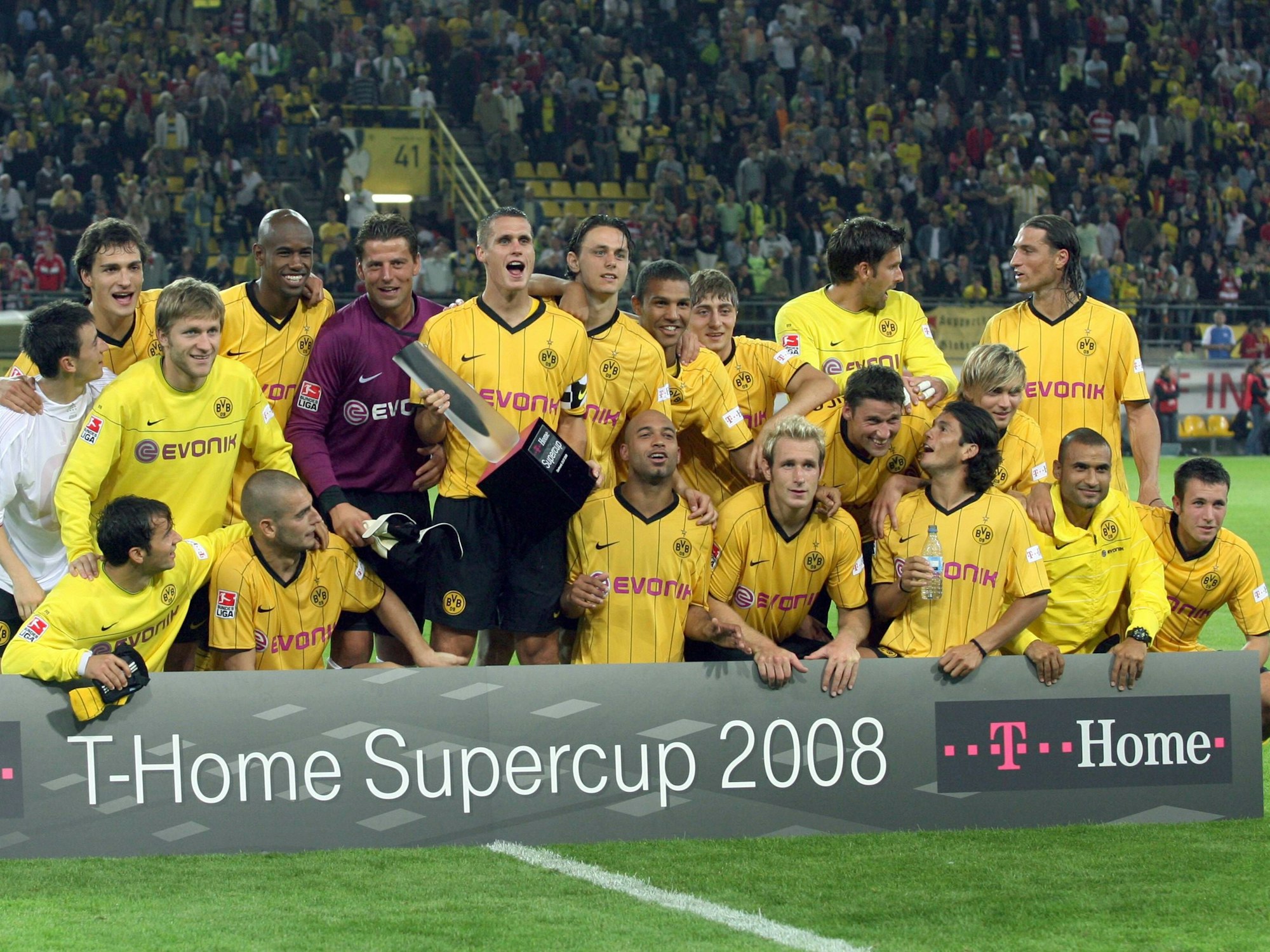 Der BVB feiert den T-Home-Cup.