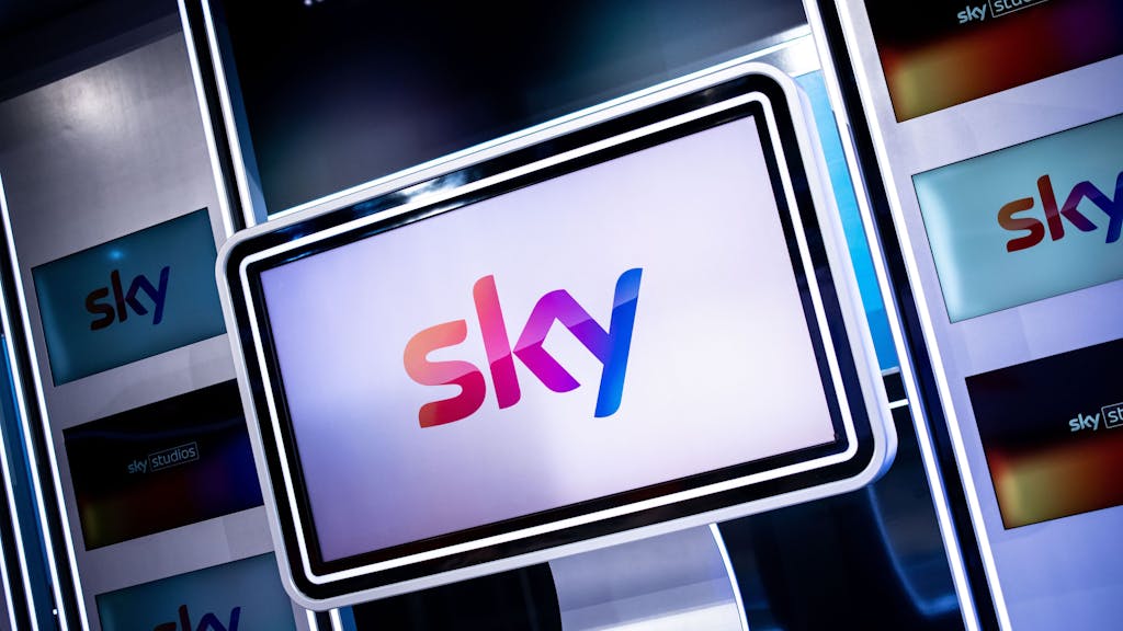 Das Logo des Fernsehsenders Sky ist in einem Fernsehstudio von Sky auf einem Monitor zu sehen.