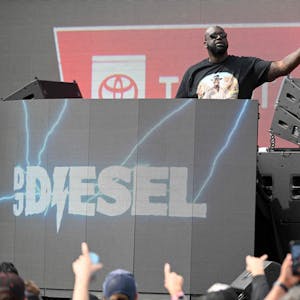Shaquille O'Neal als DJ Diesel steht auf der Bühne beim Sonoma Raceway im Juni 2023.