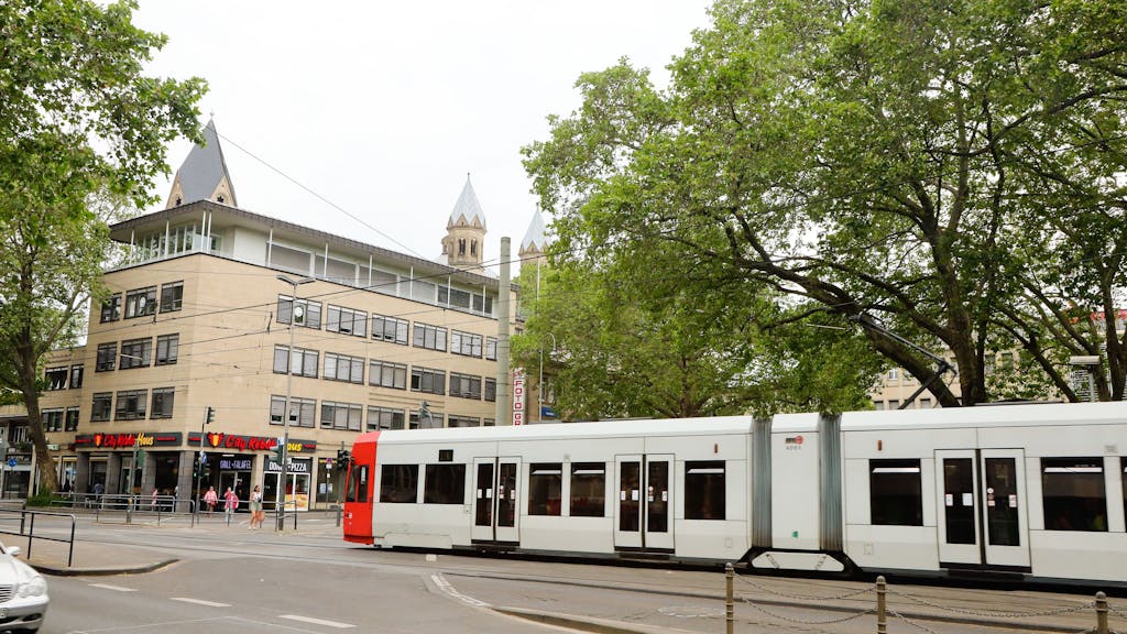 Eine KVB-Bahn am Neumarkt in Köln