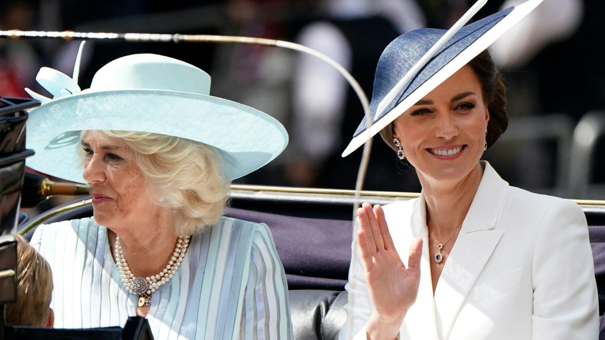 Camilla (l), damalige Herzogin von Cornwall, und Kate, damalige Herzogin von Cambridge, verlassen in einer Kutsche den Buckingham-Palast vor der Geburtstags-Parade „Trooping the Colour“ 2022.