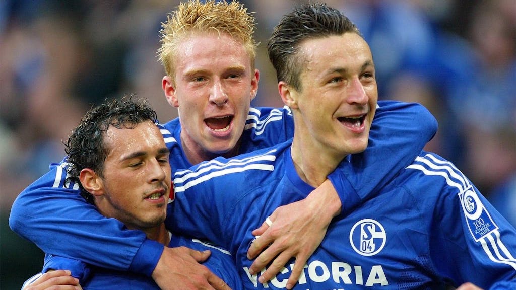 Sergio Pinto, Mike Hanke und Tomasz Hajto jubeln im Trikot des FC Schalke 04.