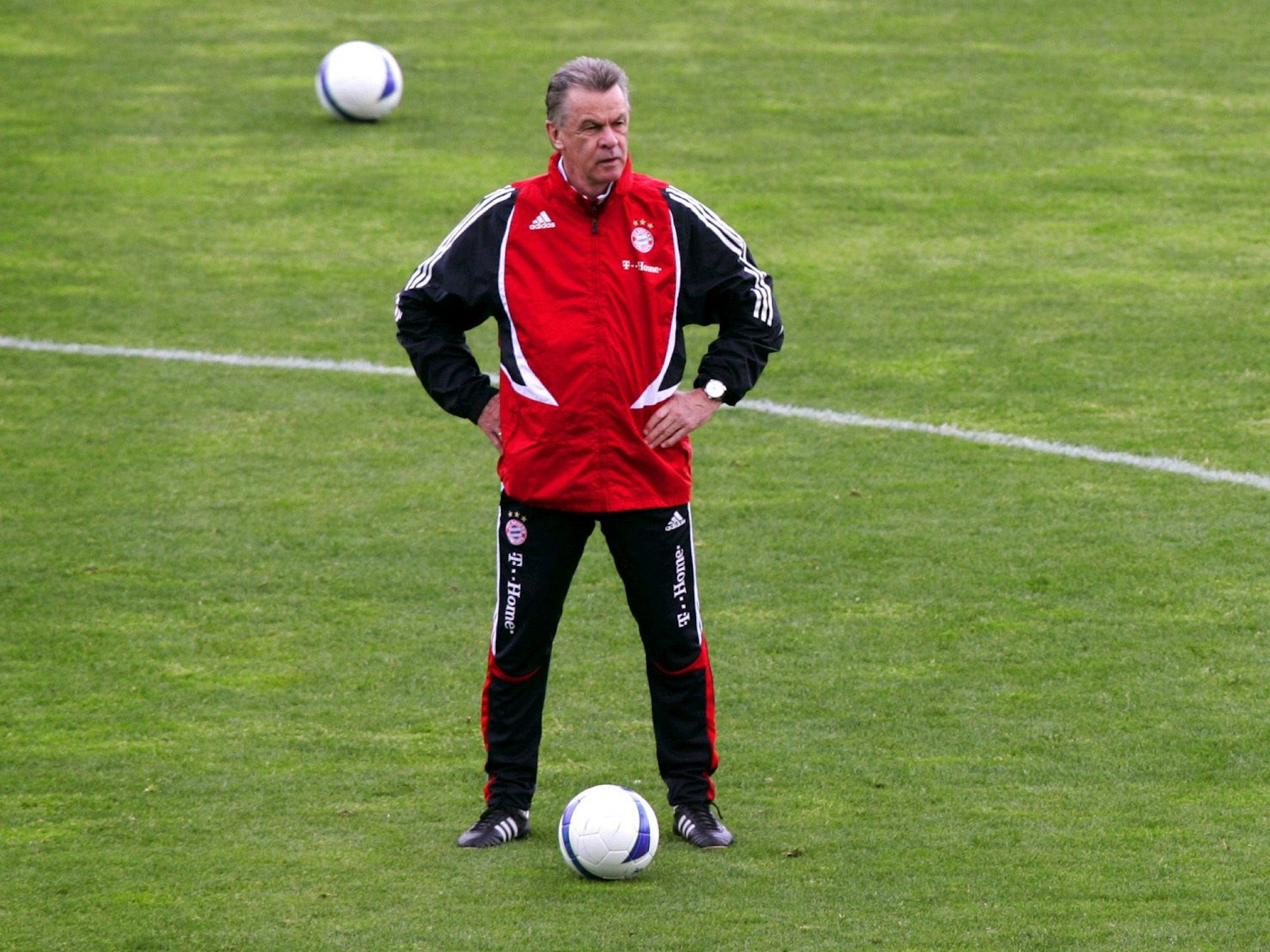 Trainer Ottmar Hitzfeld vom FC Bayern München verfolgt am Mittwoch im spanischen Madrid das Abschlusstraining im Coliseum Alfonso Pérez.