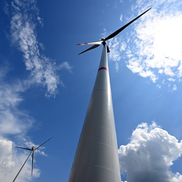 Wolken ziehen über Windräder zur Stromerzeugung. Die Wittgenstein Gruppe sowie der Landesverband Erneuerbare Energien NRW nehmen den seit Herbst 2022 bestehenden Wald-Windpark Arfeld mit vier Windrädern offiziell in Betrieb. +++ dpa-Bildfunk +++