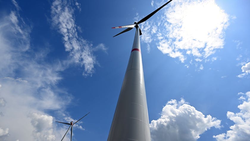 Wolken ziehen über Windräder zur Stromerzeugung. Die Wittgenstein Gruppe sowie der Landesverband Erneuerbare Energien NRW nehmen den seit Herbst 2022 bestehenden Wald-Windpark Arfeld mit vier Windrädern offiziell in Betrieb. +++ dpa-Bildfunk +++