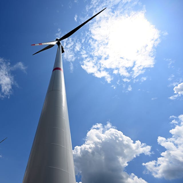 Das Bild zeigt zwei Windräder vor blauem Himmel.