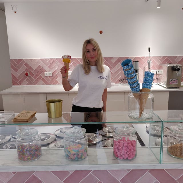 Angelika Szaban hinter der Theke ihres neuen Eiscafés in Leichlingen.