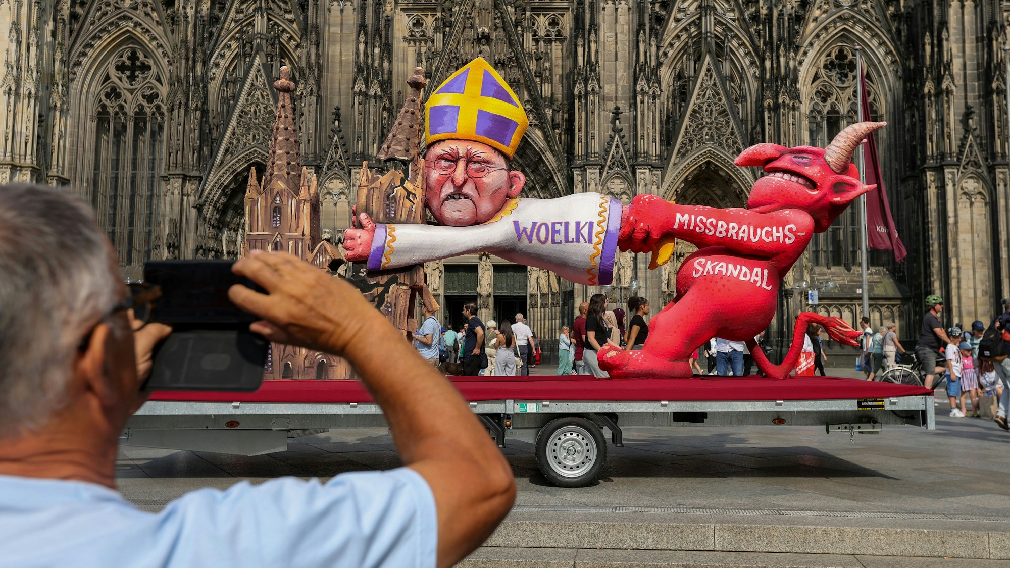 Protestaktion am Freitag vor dem Kölner Dom: Der berühmte Wagenbauer Jacques Tilly kritisiert den Kölner Kardinal Woelki mit einem Persiflagewagen.



