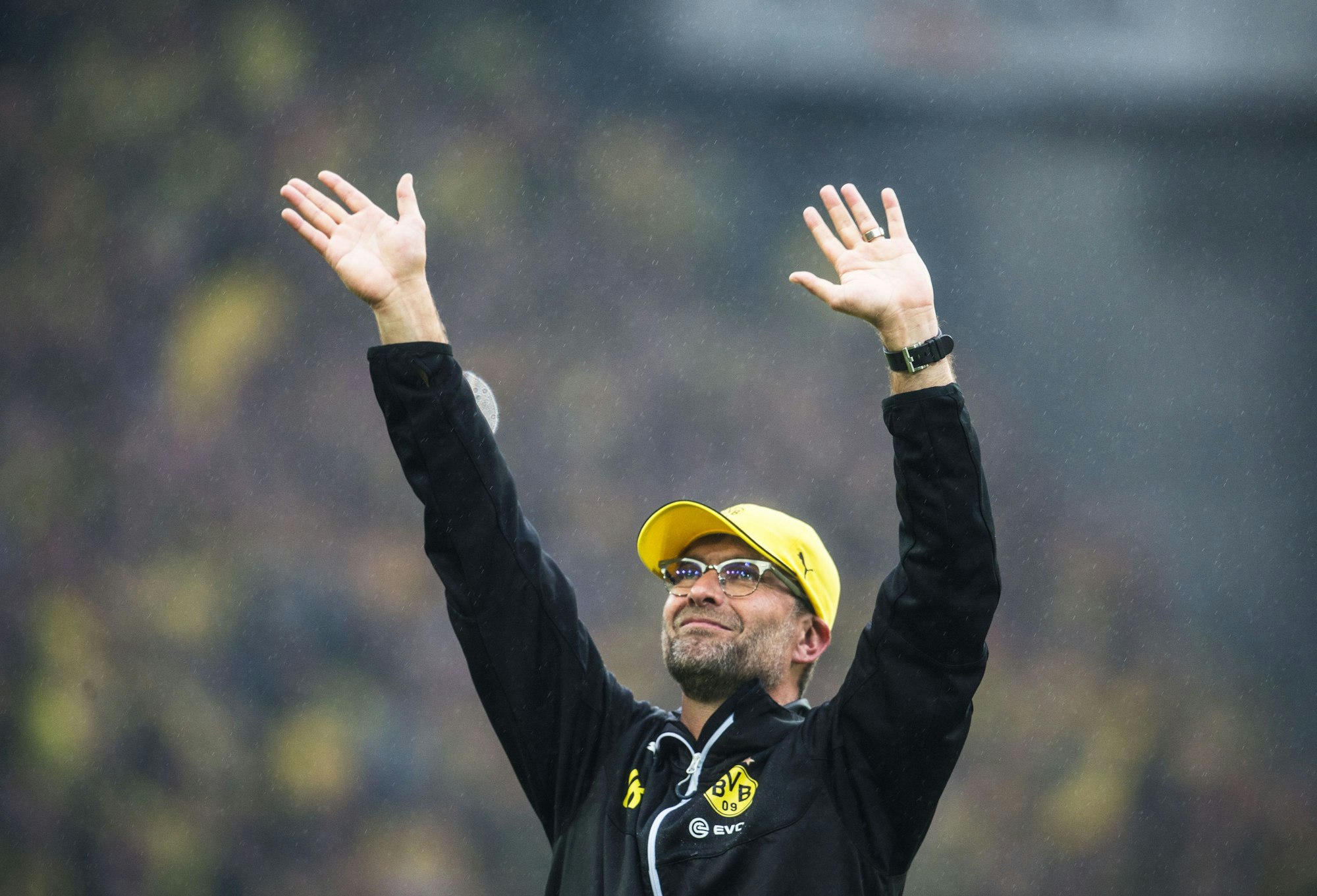 Dortmunds Trainer Jürgen Klopp jubelt nach seiner Verabschiedung den Fans zu.