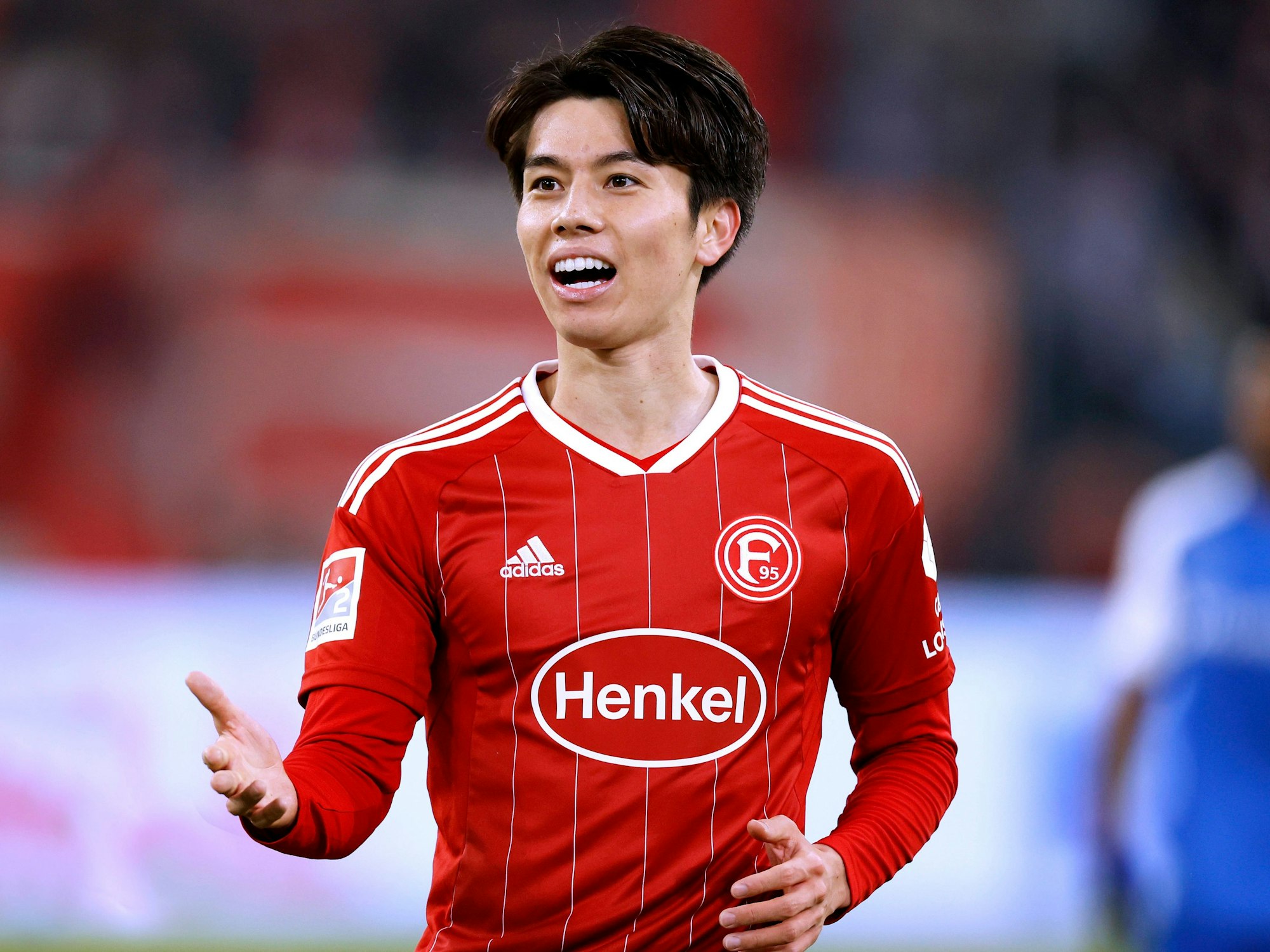 Fortuna Düsseldorfs Ao Tanaka gestikuliert im Spiel gegen den 1. FC Magdeburg.