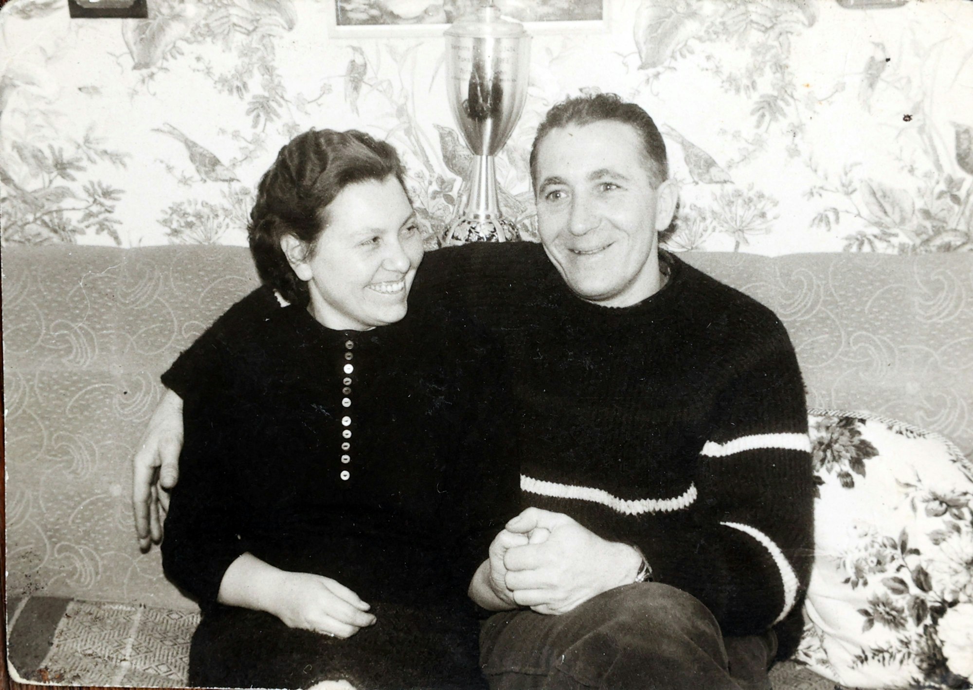 Das Kölner Ehepaar Katharina und Johann Wirotius sitzt auf einem Sofa.