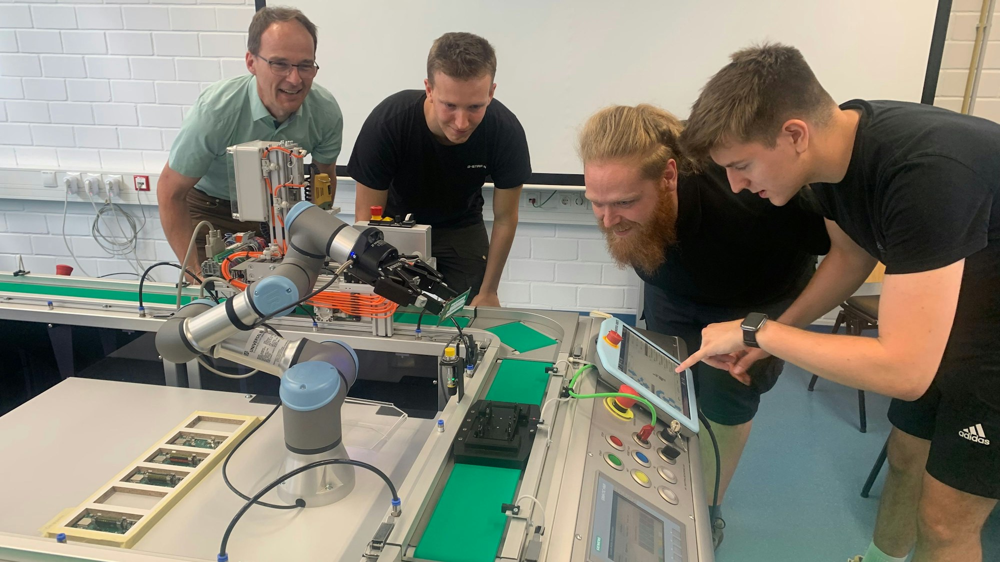 Studierende beim Projekttag an der Hochschule Bonn-Rhein-Sieg aus dem Fachbereich Elektrotechnik überprüfen eine Versuchsanordnung.