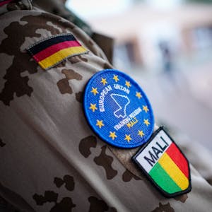 Bundeswehrsoldaten mit dem Emblem der European Union Training Mission Mali (EUTM). (Symbolbild)