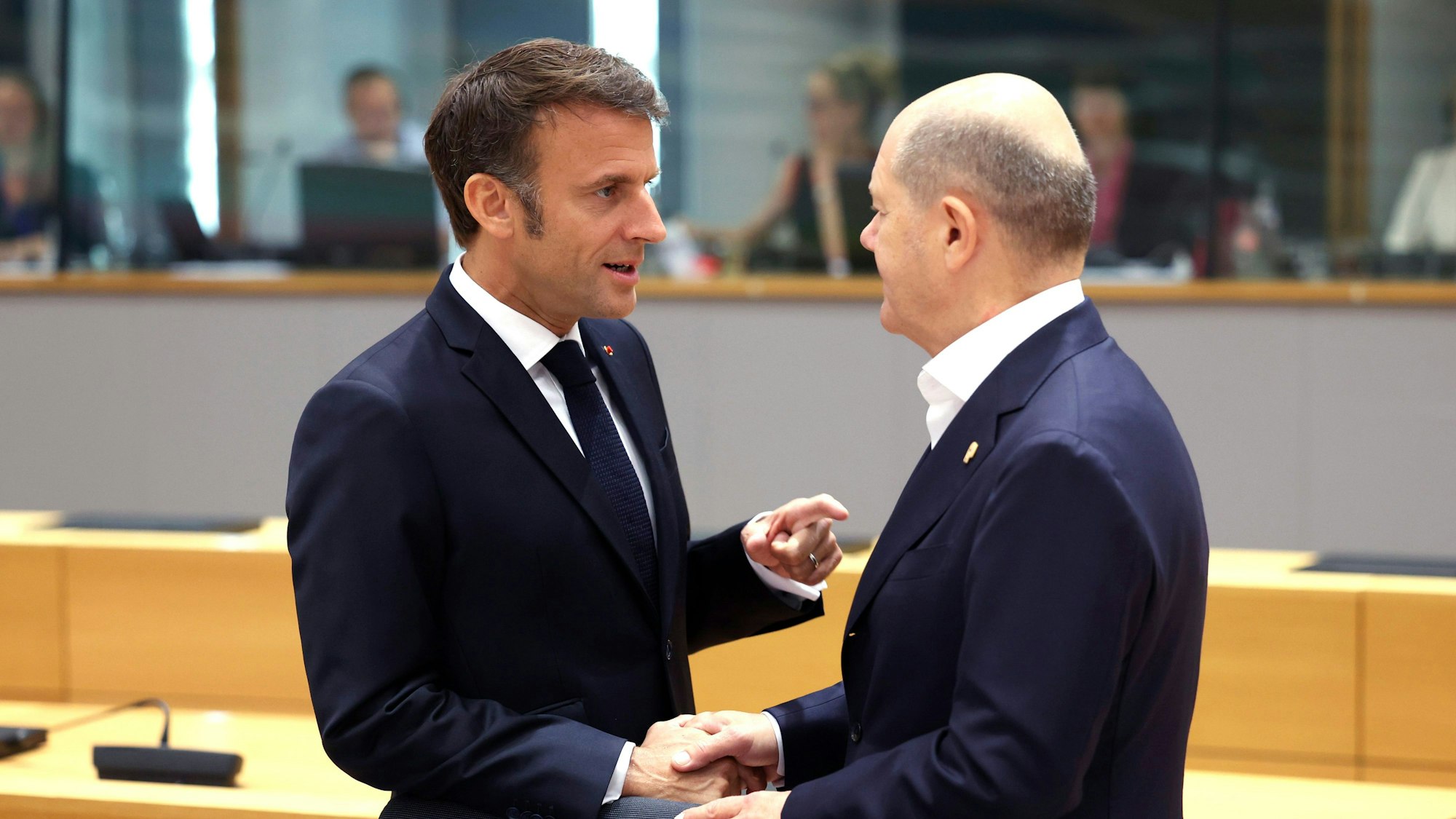 Belgien, Brüssel: Emmanuel Macron, Präsident von Frankreich, spricht mit Bundeskanzler Olaf Scholz (SPD),  während eines Treffens am runden Tisch im Gebäude des Europäischen Rates am zweiten Tag eines EU-Gipfels. Foto: Geert Vanden Wijngaert/AP/dpa +++ dpa-Bildfunk +++